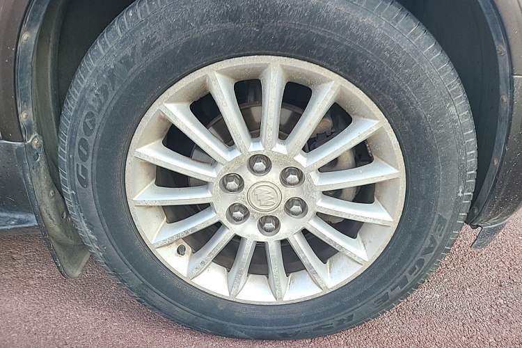 Used Buick Enclave 2013 3.6L Two-Wheel-Drive Elegance Edition Right Front Wheel Hub