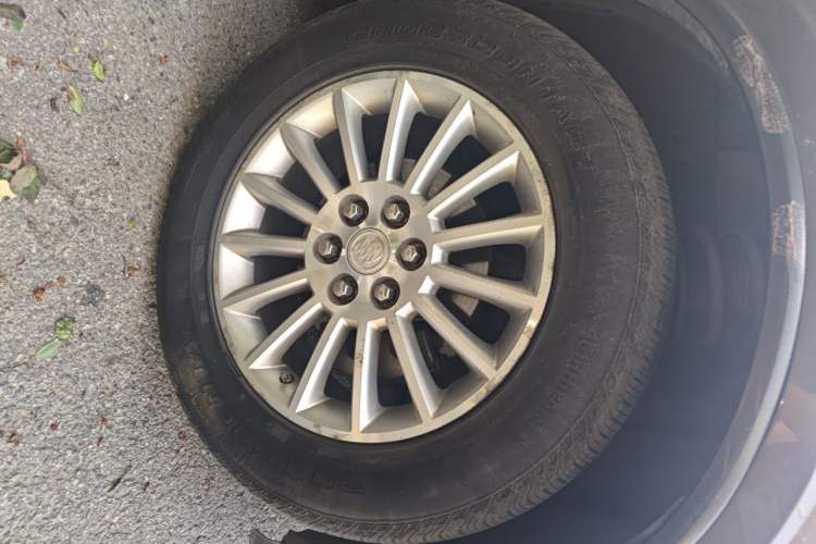 Used Buick Enclave 2013 3.6L Two-Wheel-Drive Elegance Edition Right Front Wheel Hub