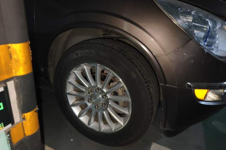 Used Buick Enclave 2013 3.6L Two-Wheel-Drive Elegance Edition Right Front Wheel Hub