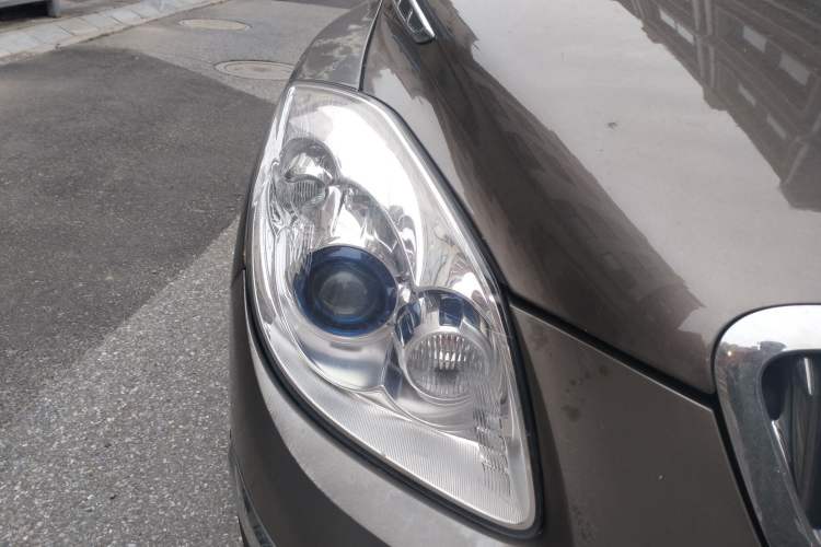 Used Buick Enclave 2013 3.6L Two-Wheel-Drive Elegance Edition Right Front Headlight