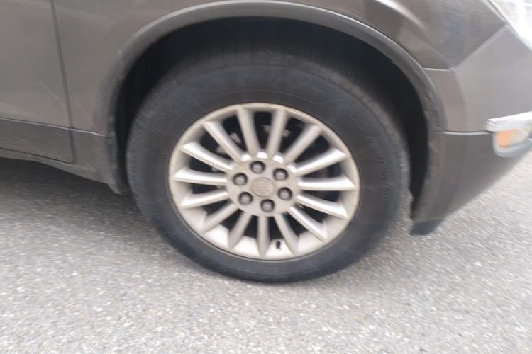 Used Buick Enclave 2013 3.6L Two-Wheel-Drive Elegance Edition Right Front Wheel Hub