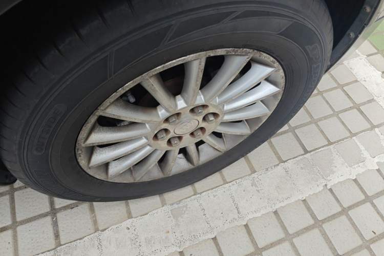 Used Buick Enclave 2013 3.6L Two-Wheel-Drive Elegance Edition Right Front Wheel Hub