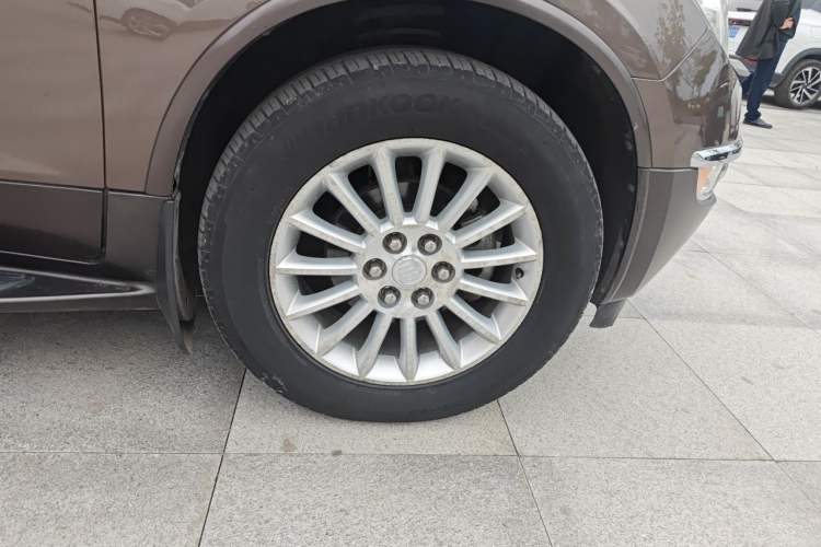 Used Buick Enclave 2013 3.6L Two-Wheel-Drive Elegance Edition Right Front Wheel Hub