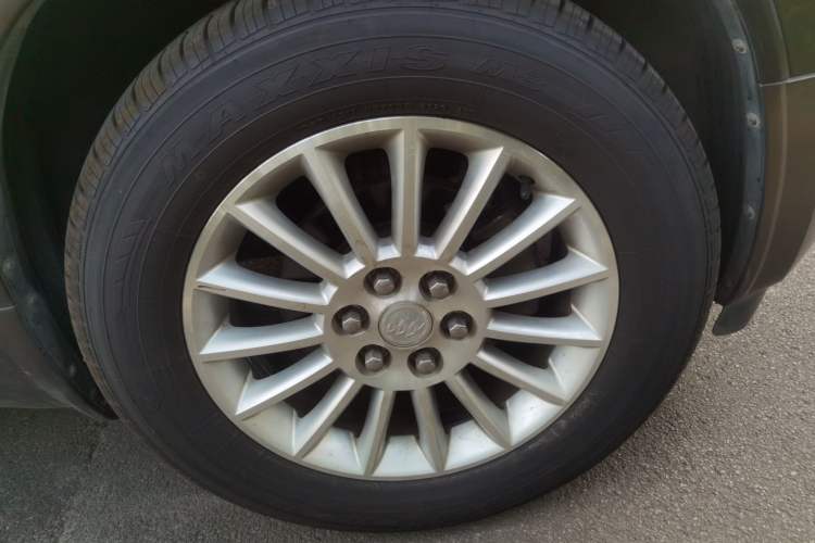 Used Buick Enclave 2013 3.6L Two-Wheel-Drive Elegance Edition Right Front Wheel Hub