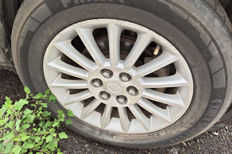 Used Buick Enclave 2013 3.6L Two-Wheel-Drive Elegance Edition Right Front Wheel Hub