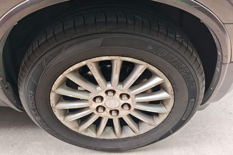 Used Buick Enclave 2013 3.6L Two-Wheel-Drive Elegance Edition Right Front Wheel Hub