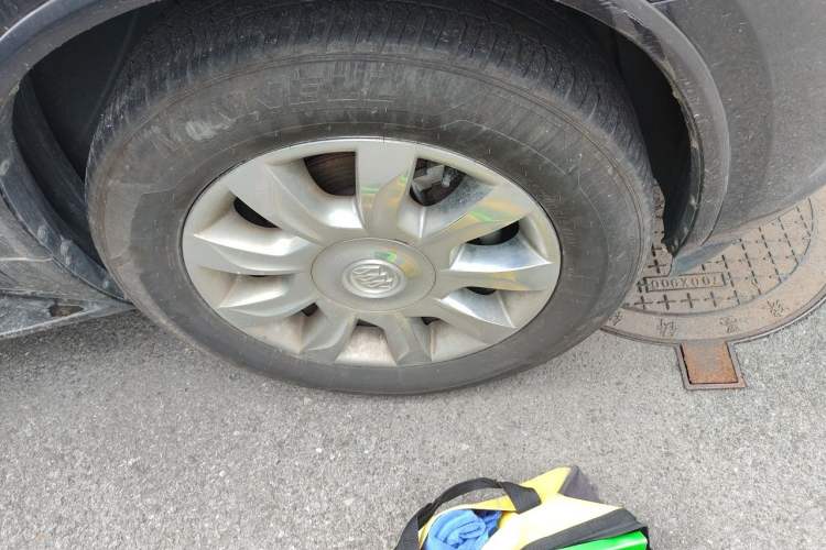 Used Buick Enclave 2014 3.6L Two-Wheel Drive Elite Comfort Version Right Front Wheel Hub