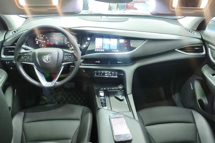 Used Buick Enclave 2020 28T Two-Wheel Drive Luxury Version Center Console