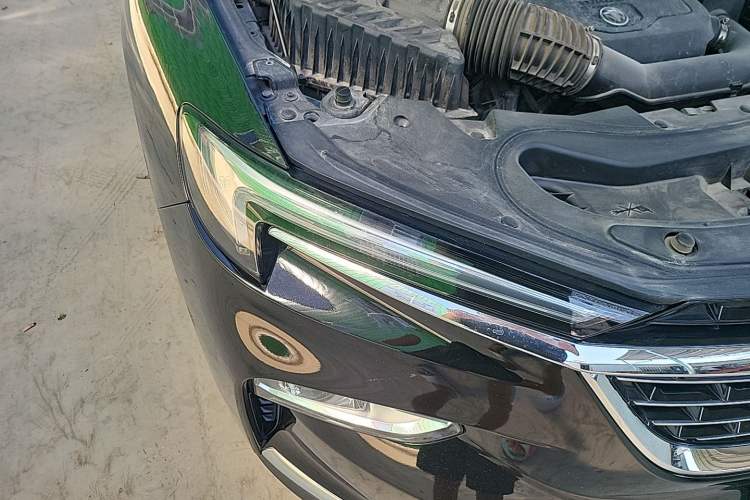 Used Buick Enclave 2020 28T Two-Wheel Drive Zhanqi Version Right Front Headlight
