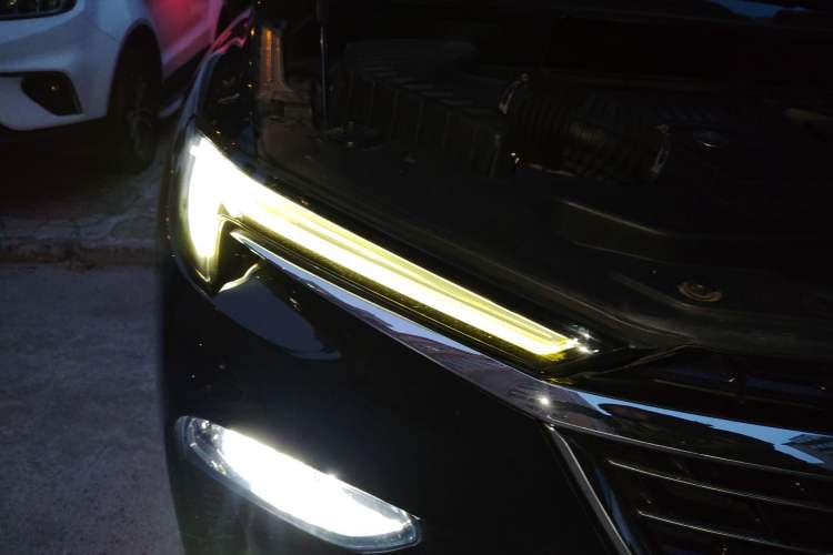 Used Buick Enclave 2020 28T Four-Wheel Drive Prestige Version Right Front Headlight