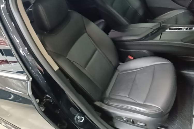 Used Buick Enclave 2020 28T Two-Wheel Drive Prestige Version Right Front Seat