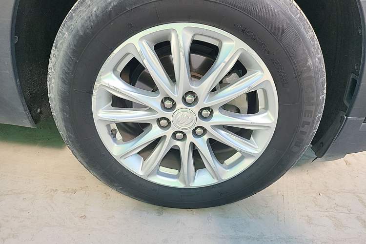Used Buick Enclave 2020 28T Two-Wheel Drive Zhanqi Version Right Front Wheel Hub