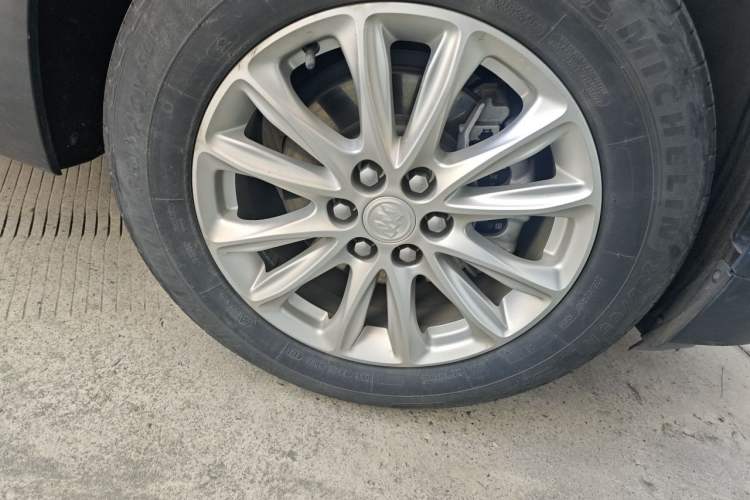 Used Buick Enclave 2020 28T Two-Wheel Drive Zhanqi Version Right Front Wheel Hub
