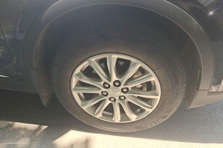 Used Buick Enclave 2020 28T Two-Wheel Drive Zhanqi Version Right Front Wheel Hub