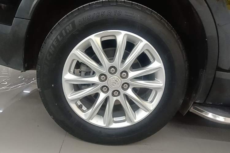 Used Buick Enclave 2020 28T Two-Wheel Drive Zhanqi Version Right Rear Wheel Hub