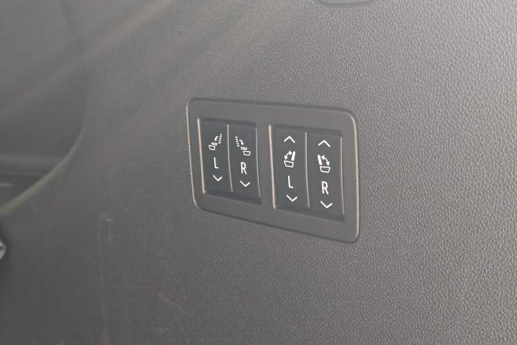 Used Buick Enclave 2020 28T Two-Wheel Drive Prestige Version Interior 12