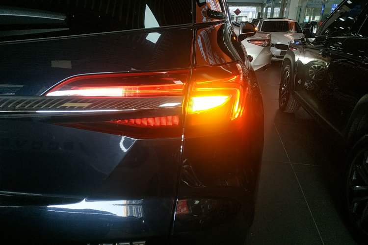 Used Buick Enclave 2020 28T Four-Wheel Drive Flagship Version Right Rear Taillight