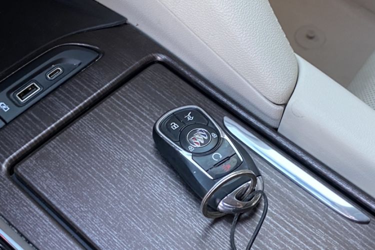 Used Buick Enclave 2020 28T All-Wheel Drive Avenir Interior 3