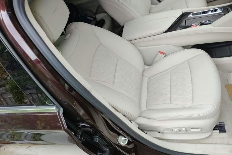 Used Buick Enclave 2020 28T All-Wheel Drive Avenir Right Front Seat