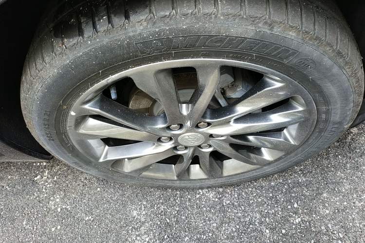 Used Buick Enclave 2020 28T All-Wheel Drive Avenir Right Front Wheel Hub