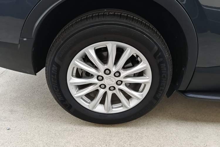 Used Buick Enclave 2020 28T Two-Wheel Drive Zhanqi Version Right Rear Wheel Hub