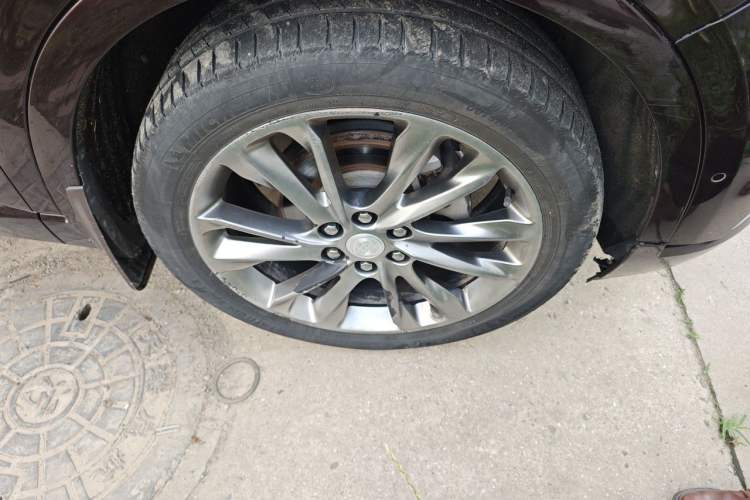 Used Buick Enclave 2020 28T All-Wheel Drive Avenir Right Front Wheel Hub