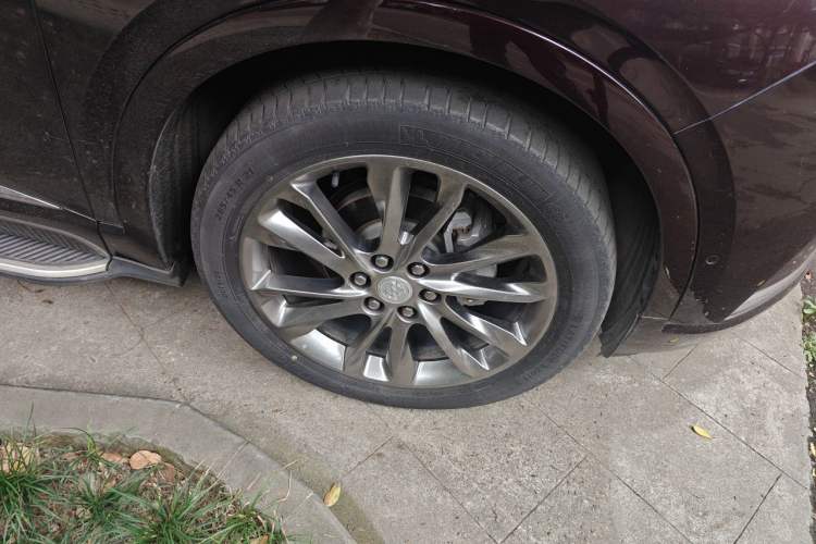 Used Buick Enclave 2020 28T All-Wheel Drive Avenir Right Front Wheel Hub