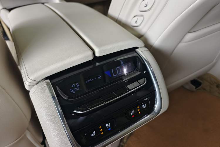 Used Buick Enclave 2020 28T All-Wheel Drive Avenir Interior 14