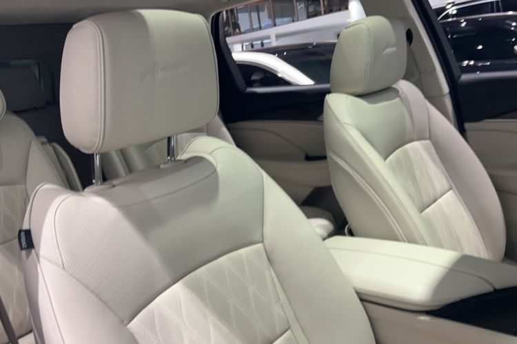 Used Buick Enclave 2020 28T All-Wheel Drive Avenir Right Front Seat