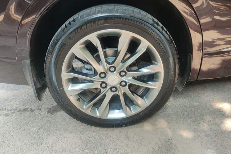 Used Buick Enclave 2020 28T All-Wheel Drive Avenir Right Rear Wheel Hub