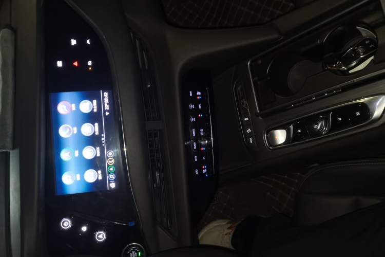 Used Buick Enclave 2022 652T Two-Wheel-Drive Prestige 7-Seater Audio And AC Panel