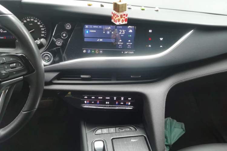 Used Buick Enclave 2022 652T Two-Wheel-Drive Prestige 7-Seater Audio And AC Panel