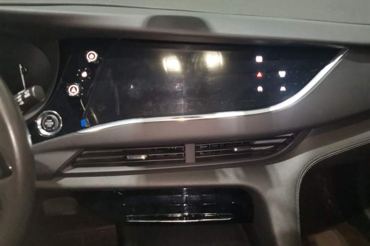 Used Buick Enclave 2022 652T Two-Wheel-Drive Prestige 7-Seater Audio And AC Panel