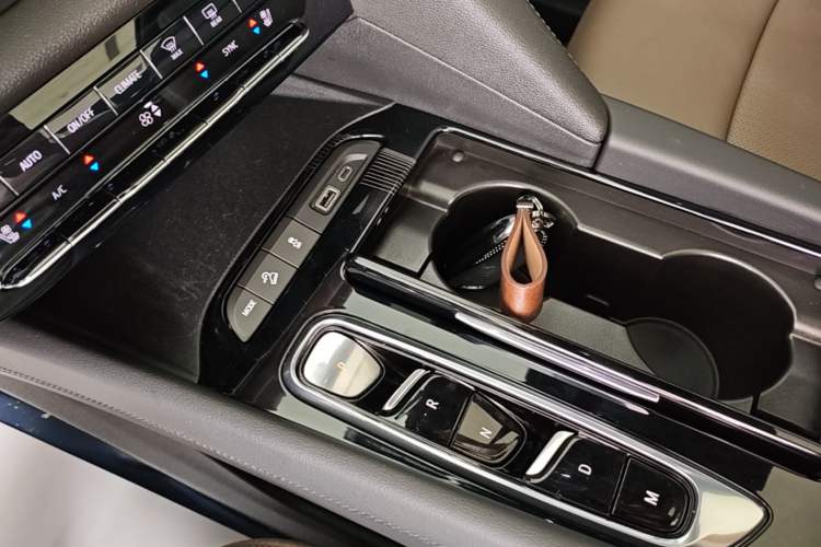 Used Buick Enclave 2022 652T 4x4 Prestige Flagship 7-Seater Gear Lever