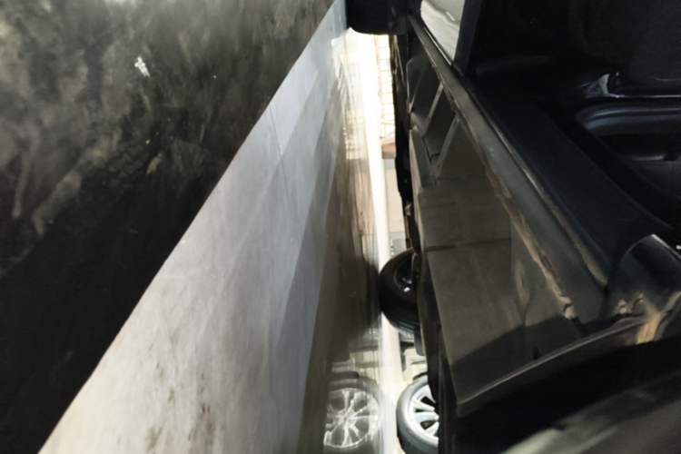 Used Buick Enclave 2022 652T Two-Wheel-Drive Prestige 7-Seater Left Side Sill