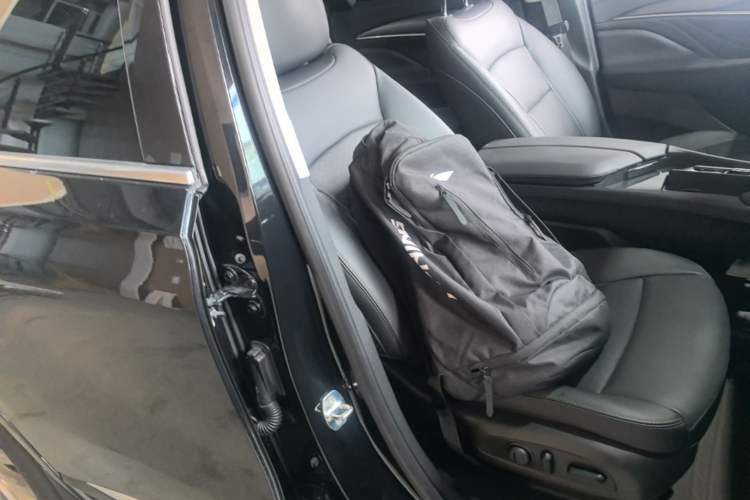 Used Buick Enclave 2022 652T Two-Wheel-Drive Prestige 7-Seater Right Front Seat