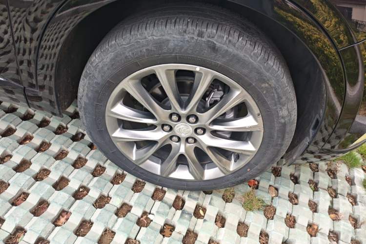 Used Buick Enclave 2022 652T Two-Wheel-Drive Prestige 7-Seater Right Front Wheel Hub