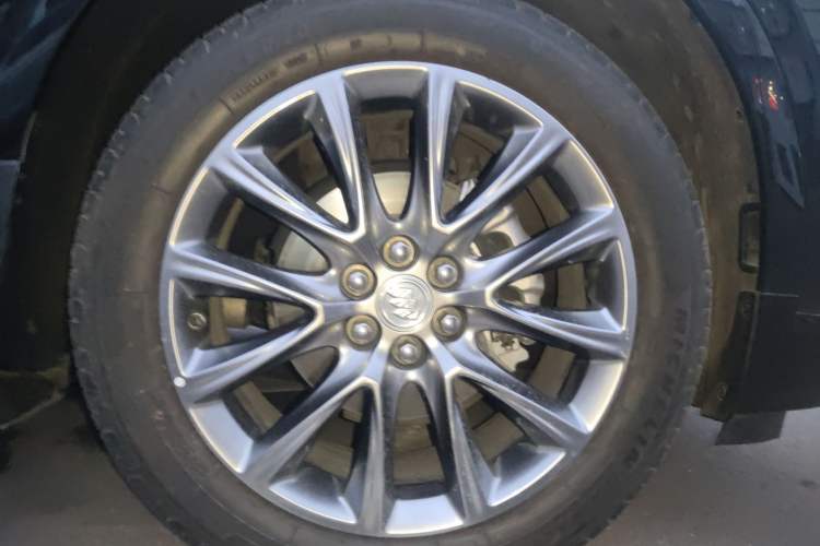 Used Buick Enclave 2022 652T Two-Wheel-Drive Prestige 7-Seater Right Front Wheel Hub