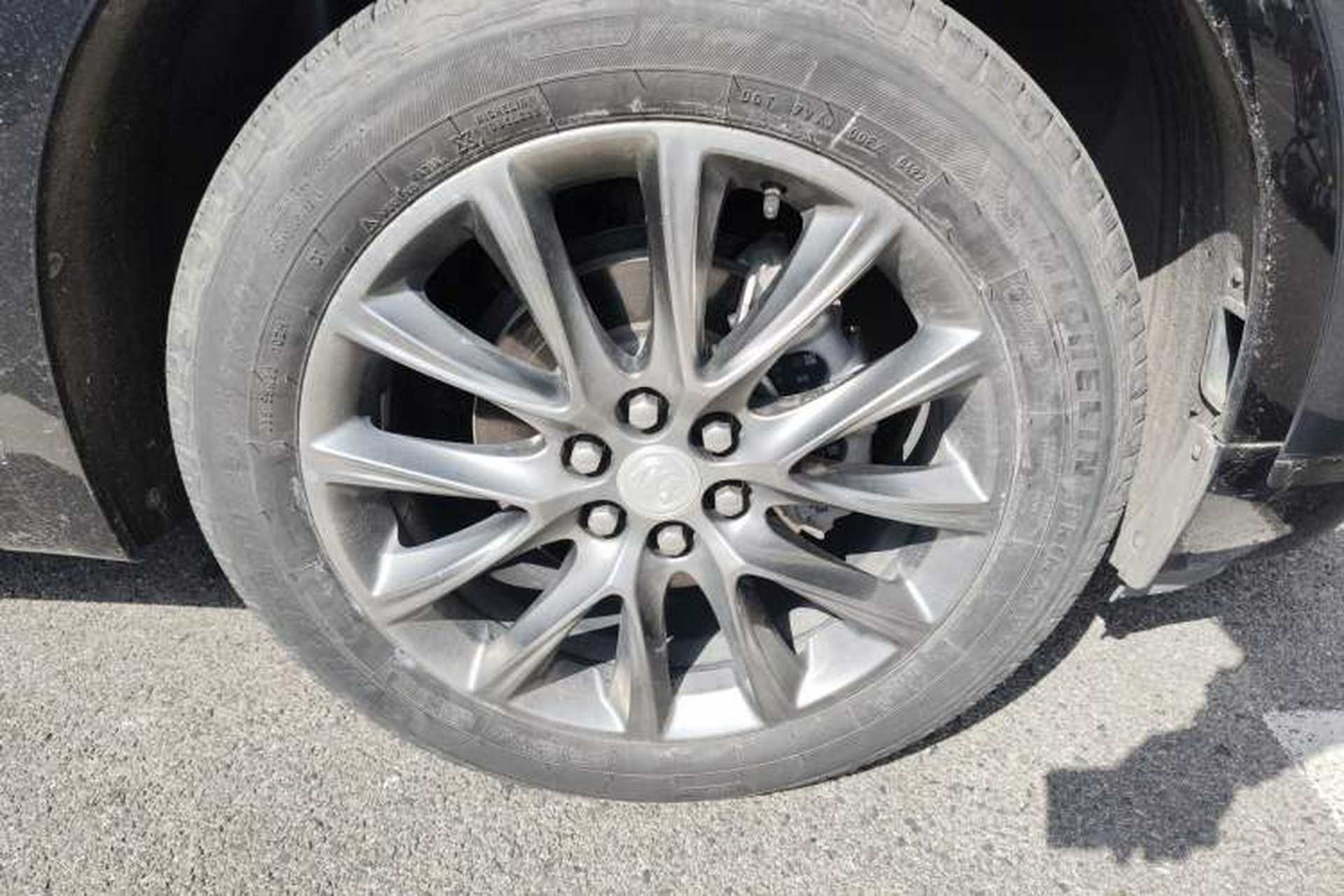 Used Buick Enclave 2022 652T Two-Wheel-Drive Prestige 7-Seater Right Front Wheel Hub
