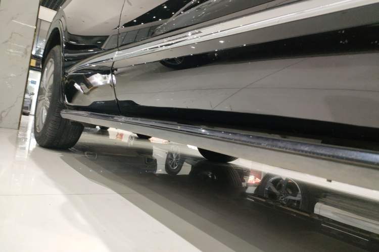 Used Buick Enclave 2022 652T Two-Wheel-Drive Prestige 7-Seater Right Side Sill