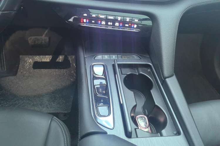 Used Buick Enclave 2022 652T Two-Wheel-Drive Prestige 7-Seater Gear Lever