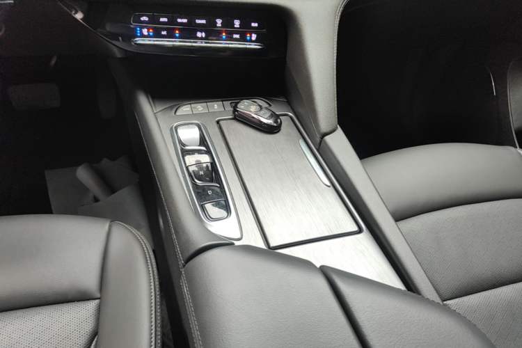 Used Buick Enclave 2022 652T Two-Wheel-Drive Prestige 7-Seater Gear Lever