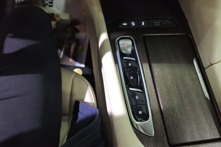Used Buick Enclave 2022 652T 4x4 Avenir 6-Seater Gear Lever