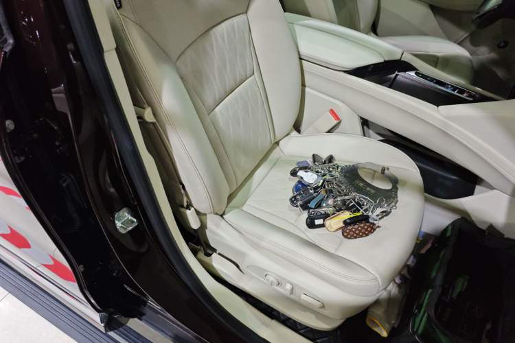 Used Buick Enclave 2022 652T 4x4 Avenir 6-Seater Right Front Seat