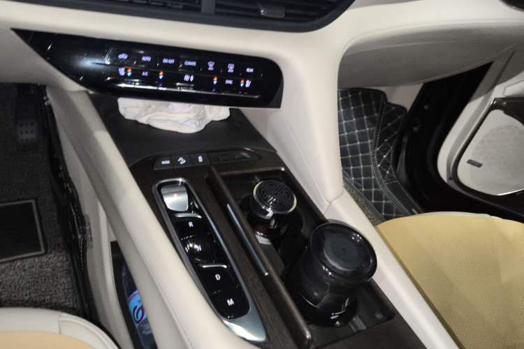 Used Buick Enclave 2022 652T 4x4 Avenir 6-Seater Gear Lever