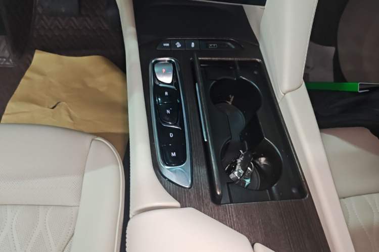 Used Buick Enclave 2022 652T 4x4 Avenir 6-Seater Gear Lever