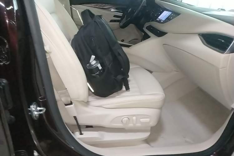 Used Buick Enclave 2022 652T 4x4 Avenir 6-Seater Right Front Seat