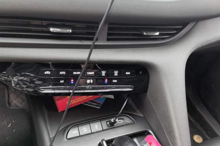Used Buick Enclave 2022 652T Two-Wheel-Drive Prestige 7-Seater Audio And AC Panel