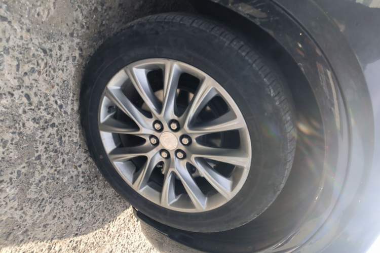 Used Buick Enclave 2022 652T Four-Wheel Drive Prestige 7-Seater Right Front Wheel Hub
