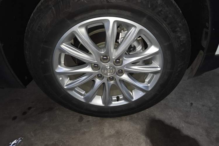 Used Buick Enclave  Right Front Wheel Hub